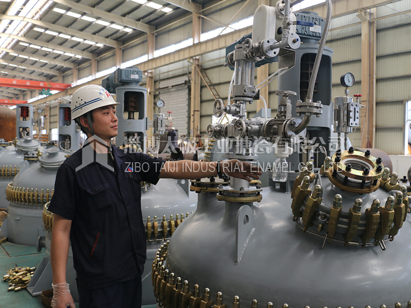 太極開(kāi)式搪玻璃反應(yīng)釜 